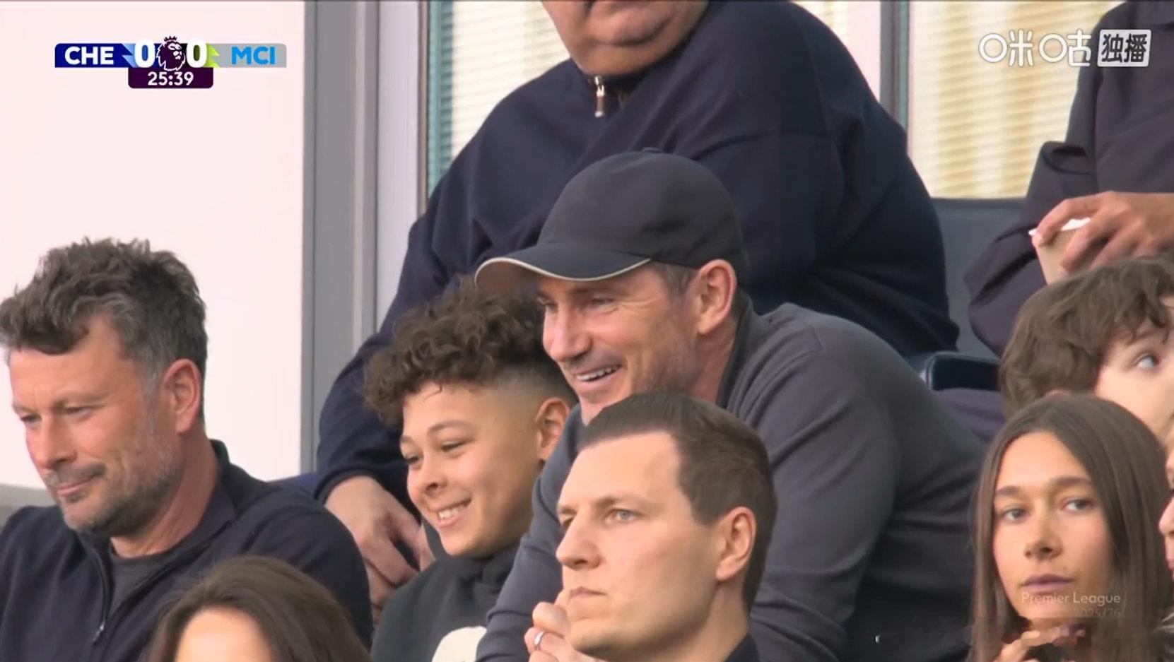 兰帕德来斯坦福桥看球了，心情看起来不错切尔西vs曼城