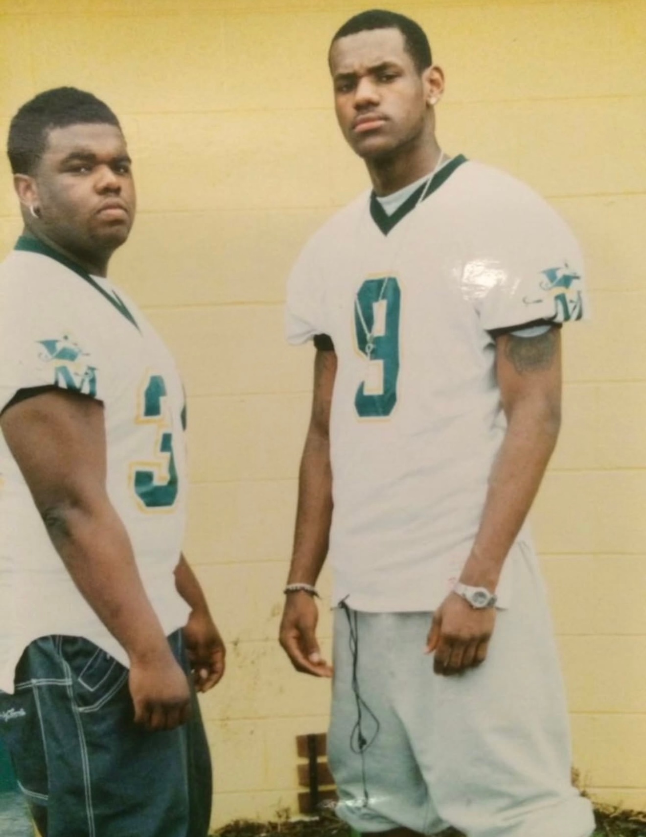 詹姆斯刚刚更新社媒，回忆过去，在高中穿着橄榄球衣。 ​​​