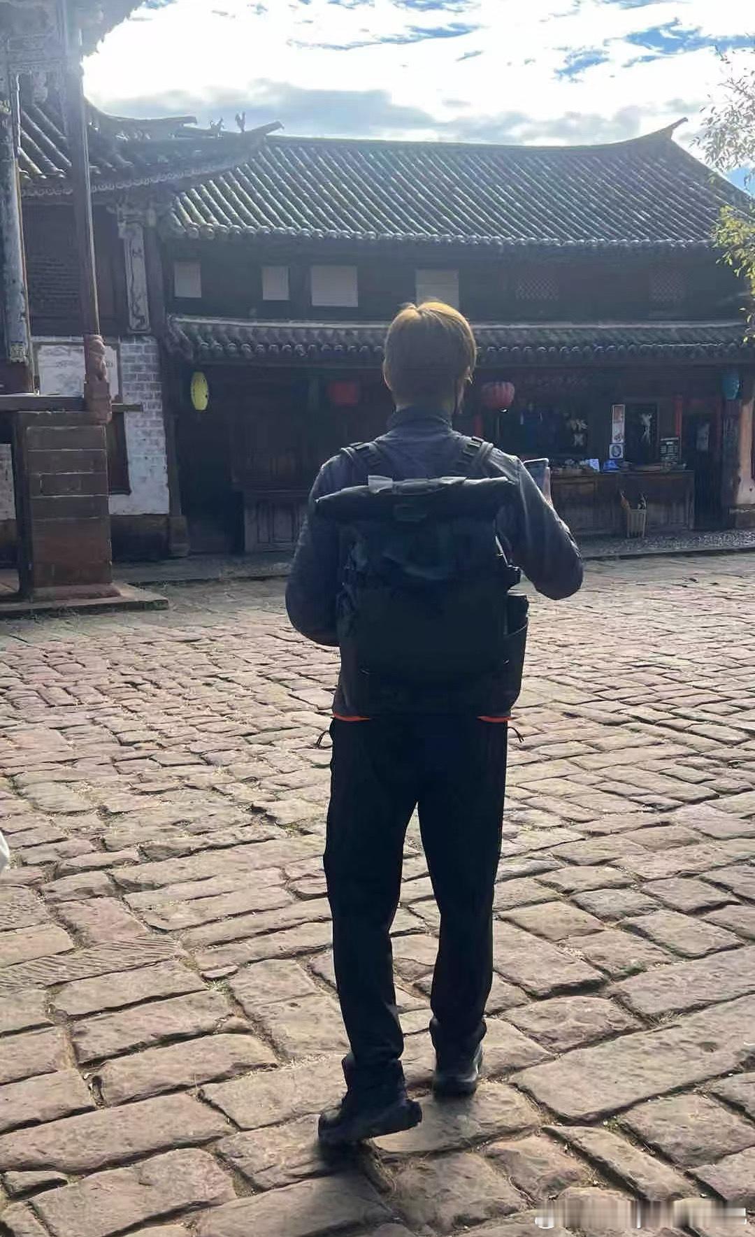 云南偶遇李现 呜呜，终于看到新鲜的现哥了[泪]。消失这么久原来是回谢之遥家了。 