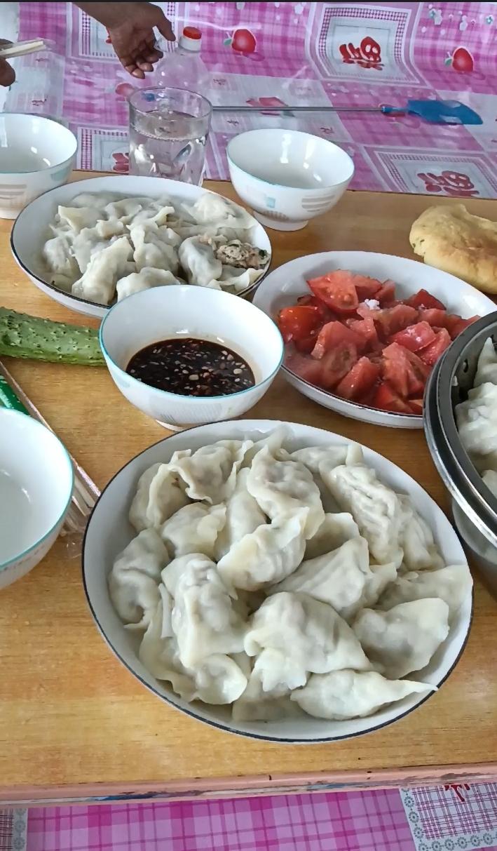 别看我有时候脾气不好
但是我人缘却很好
我和左邻右舍关系都很好
这不中午到饭点了