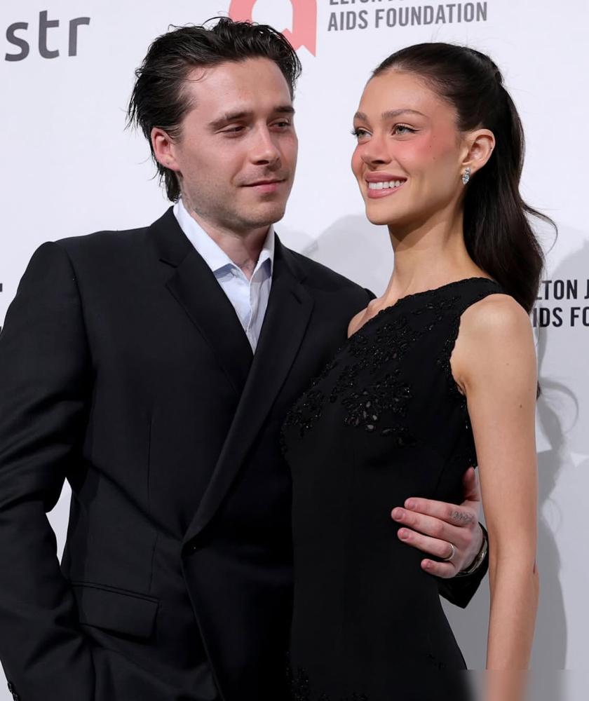 你以为是豪门夫妻秀恩爱？错了，这是儿子联手儿媳，给亲妈维多利亚捅的刀子。
就在