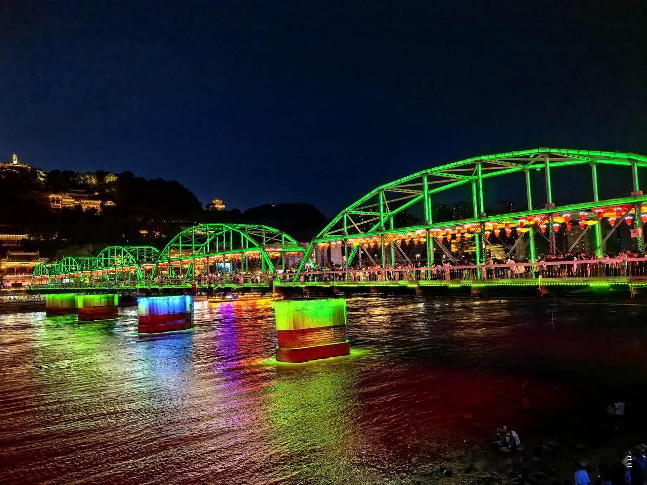 夜幕降临，来到兰州黄河第一桥——中山桥。

铁桥不断变换着五彩灯光，红、绿、黄轮