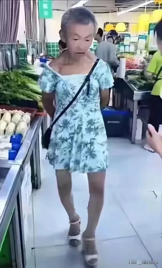 上了年纪的人，最好不要穿这种太短的连衣裙，这个大妈看着有70了吧？还穿这么短的连
