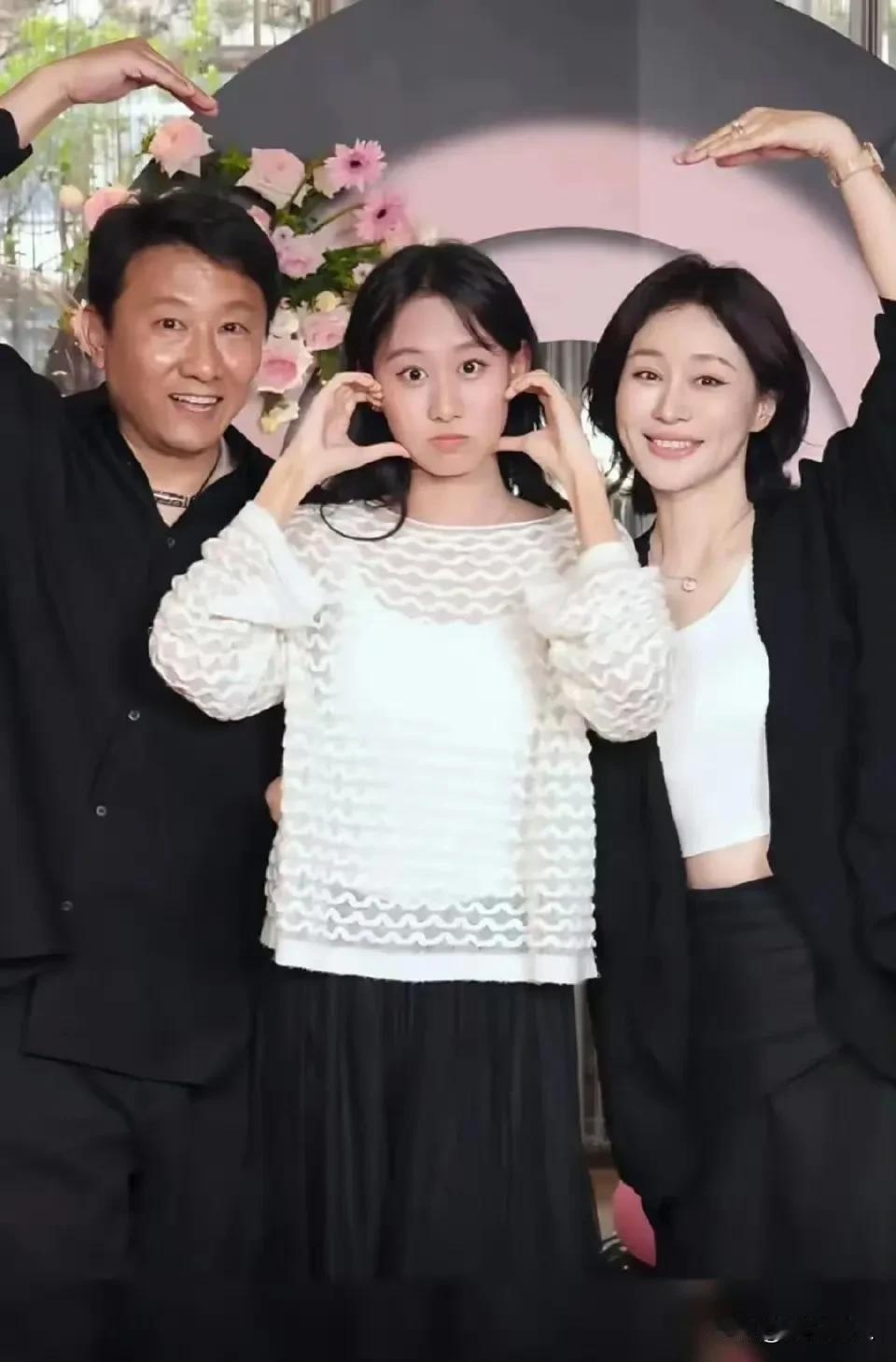 原来他们的女儿都18岁了！演员房子斌和杨雨婷亲自送娃上“战场”啦！高考这天，夫妻