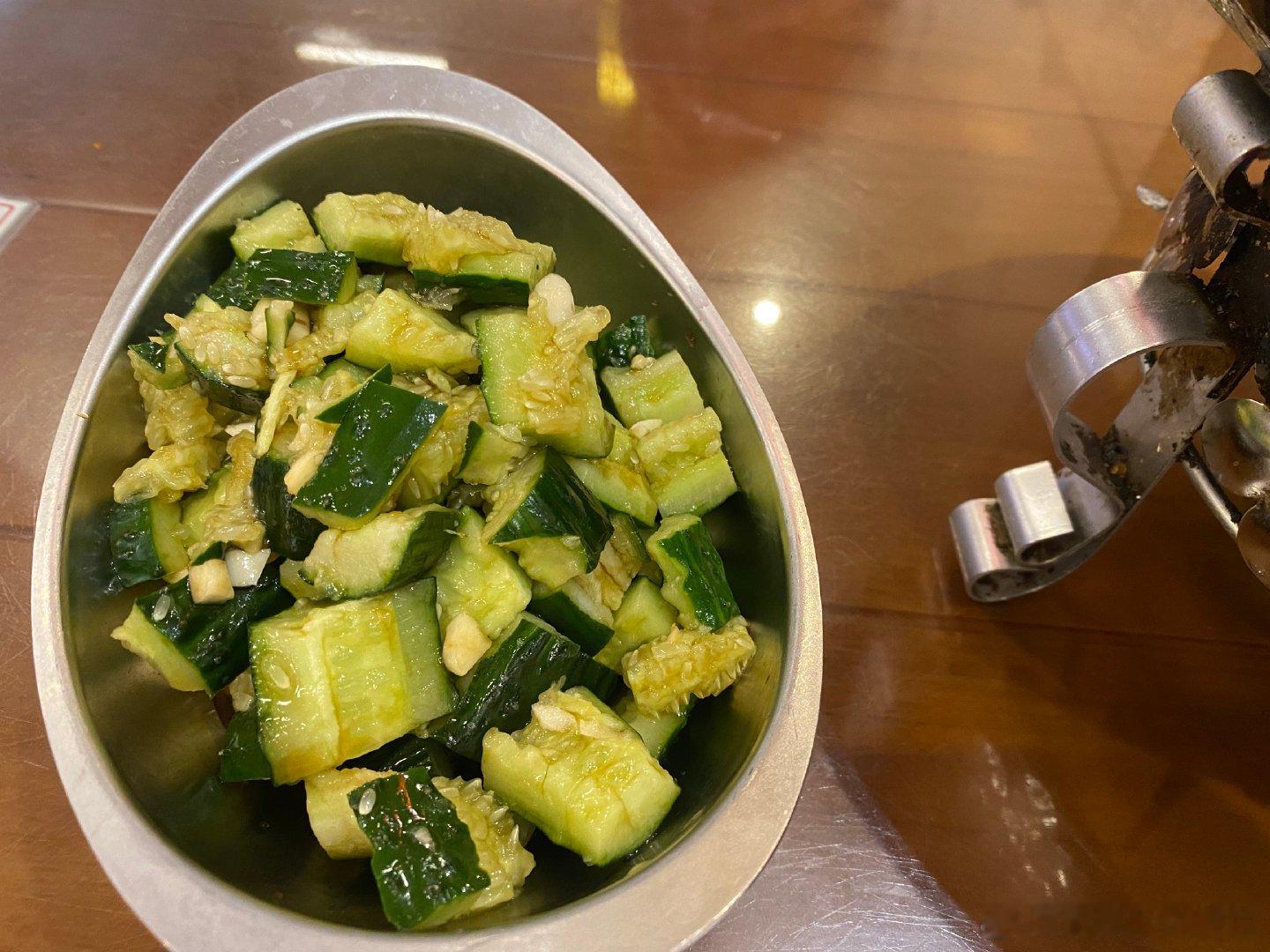我真的饿了，拌了一盆黄瓜 