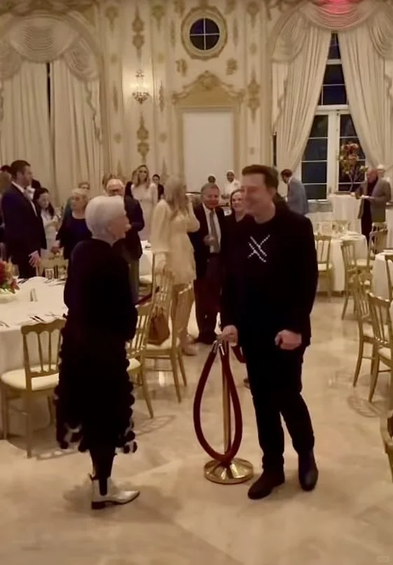 马斯克与老妈在川普的海湖山庄。