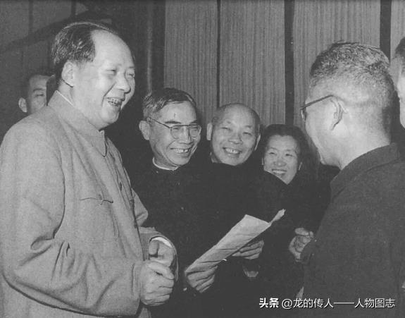 1956年2月，毛泽东和桥梁专家茅以升(左二)、化学家侯德榜(左三)等交谈。