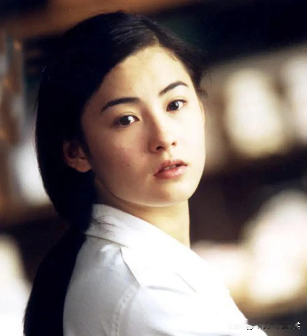 张柏芝在咧嘴大哭那一瞬间，有没有后悔自己当年的年少轻狂？
当初一部《喜剧之王》让