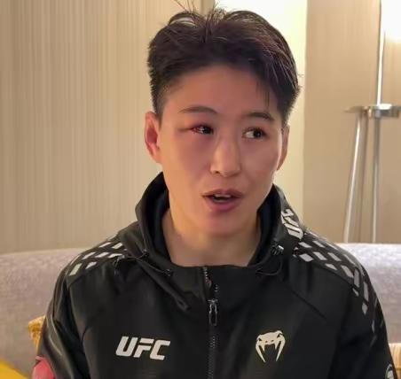 五回合荡气回肠的战斗打完，娜塔莉亚席尔瓦收获蝇量级冠军腰带的同时，收入35.4万