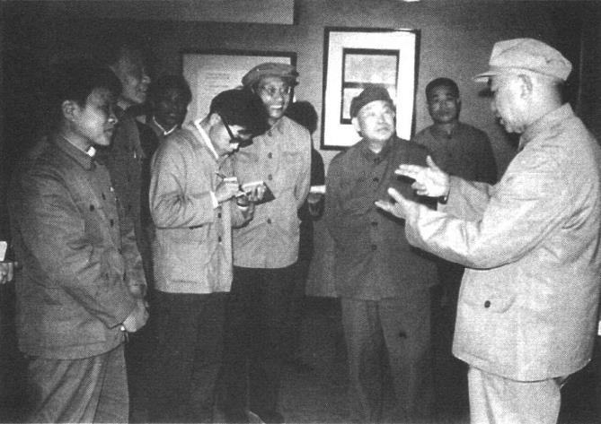 1981年，王直(右三)与萧克(右一)在古田会议陈列馆。