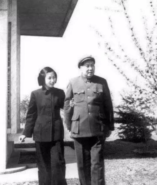 毛主席去世后，中办让李讷领回主席遗产，李讷落泪：这是父亲唯一留给我的……
 
麻