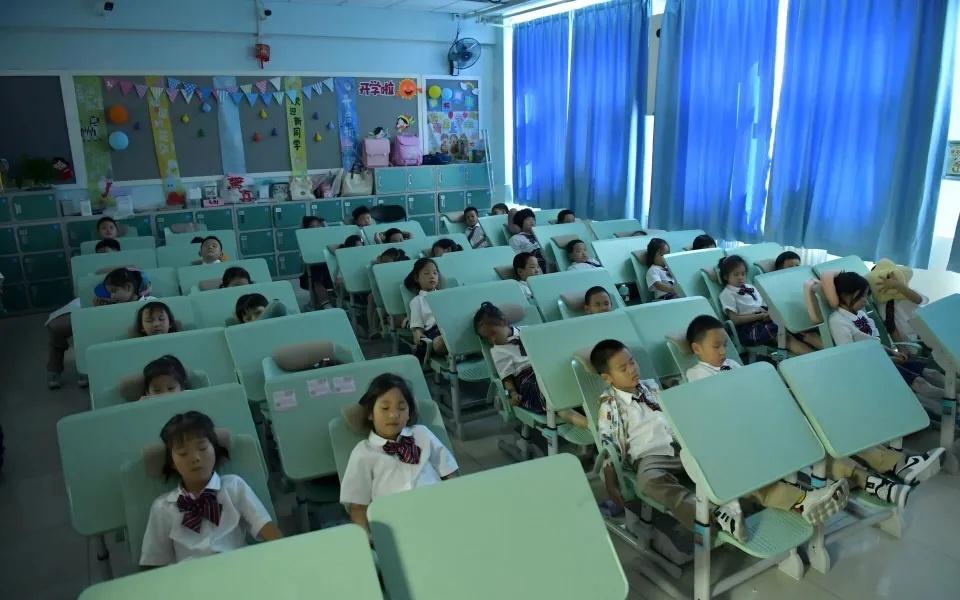 【新型课桌椅现身北京校园，午休“趴睡”变“躺睡”】“同学们，午休时间到了，现在我
