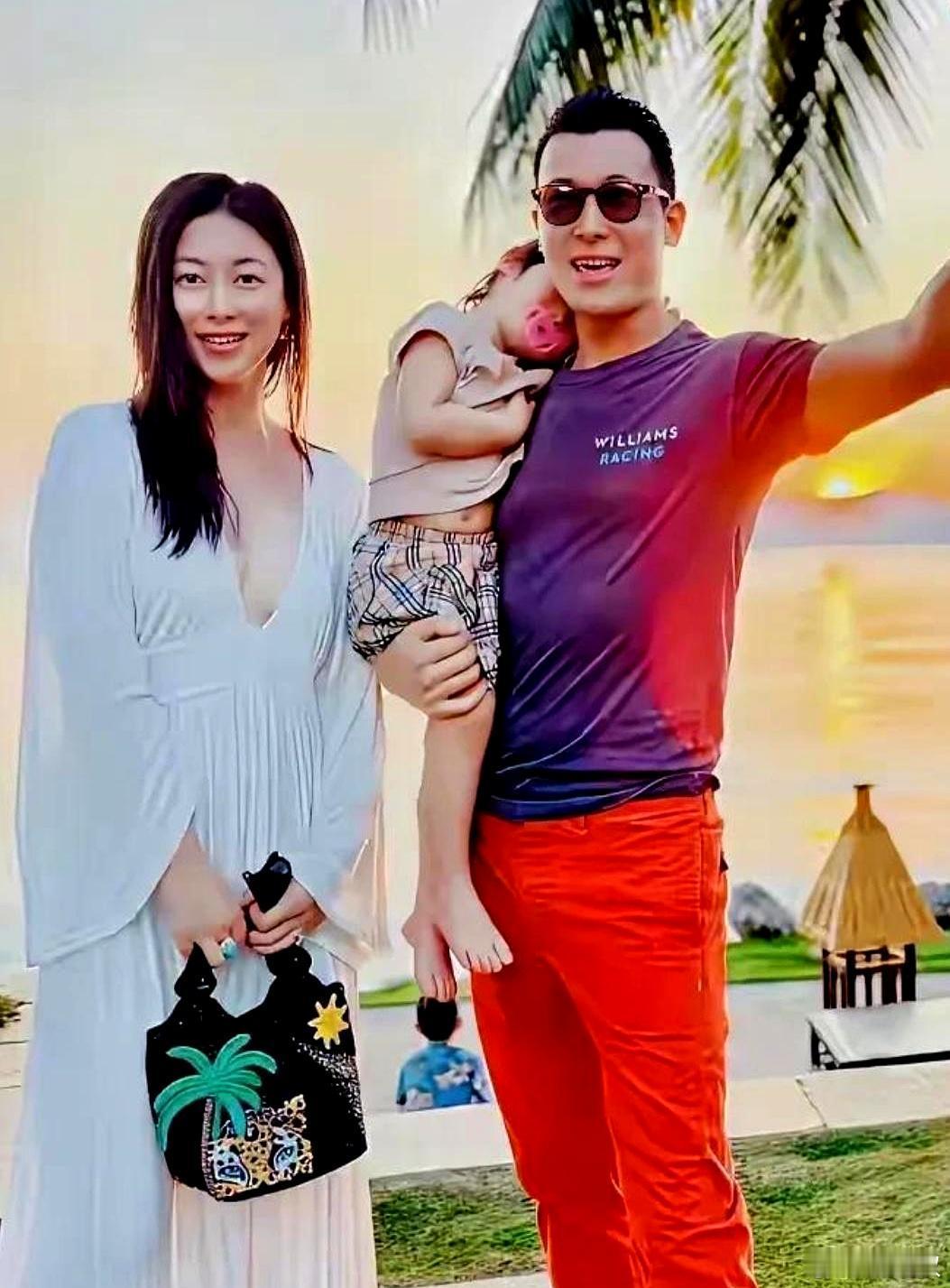 41岁的朱珠，在加州的海滩上，她脱下了最后一块遮掩身体的面纱，剖腹产留下的疤痕在