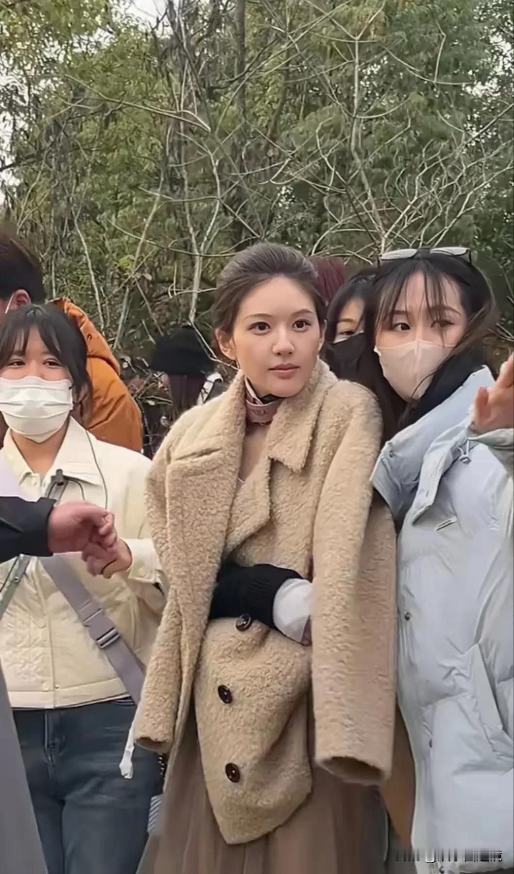 估计娱乐圈中像赵露思这样的女演员不少，崩到极致就会彻底爆发，只不过她们还在极力的