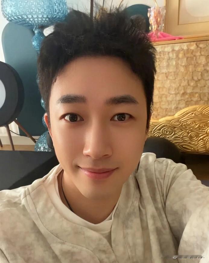 于正，分享变美秘籍。

3月17日早上，于正在社交平台发文：

“早上起来炸毛，