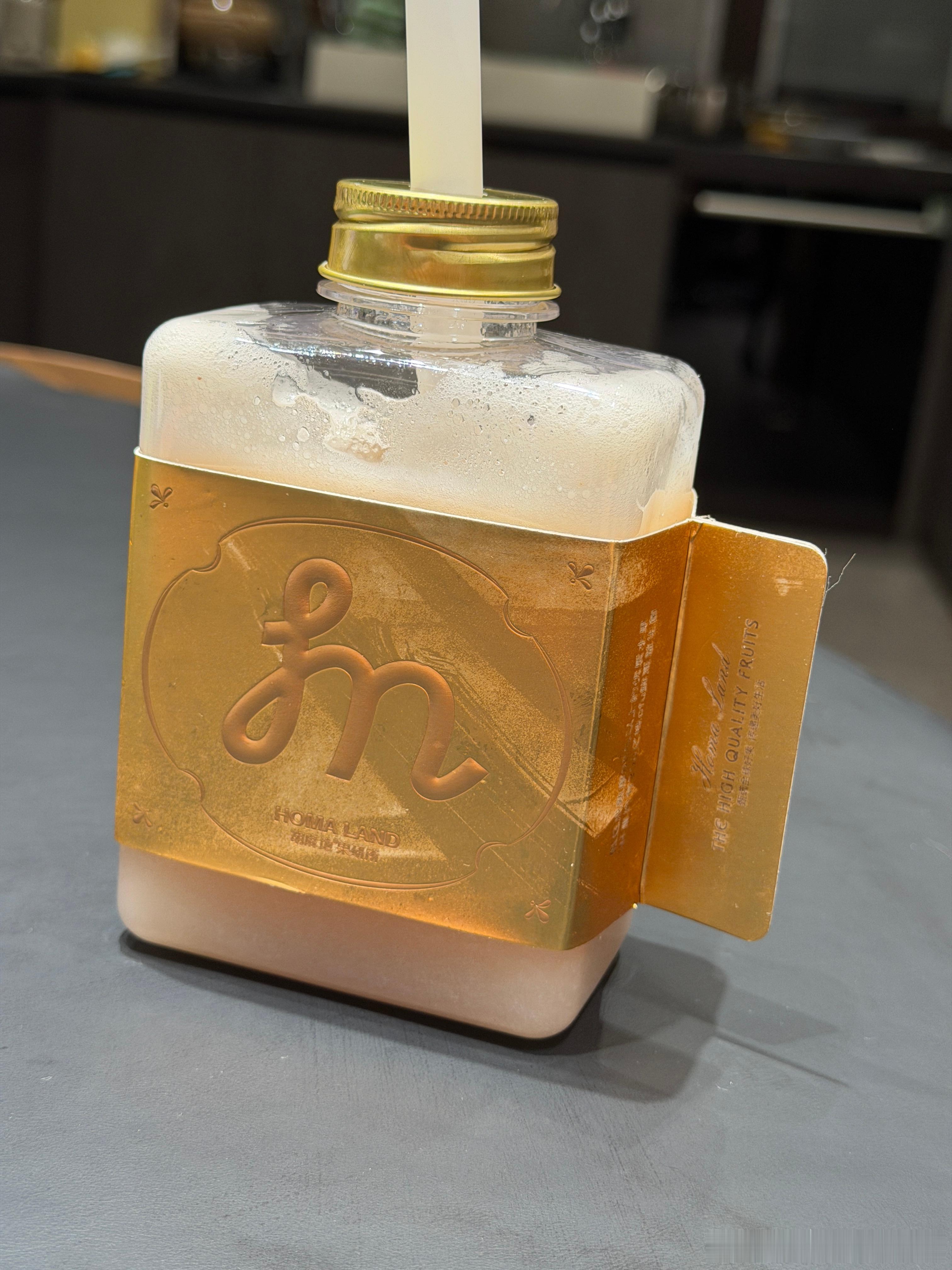 去朋友店里买点衣服，朋友媳妇给孩子买了杯山竹汁，一杯200，什么鬼！！！