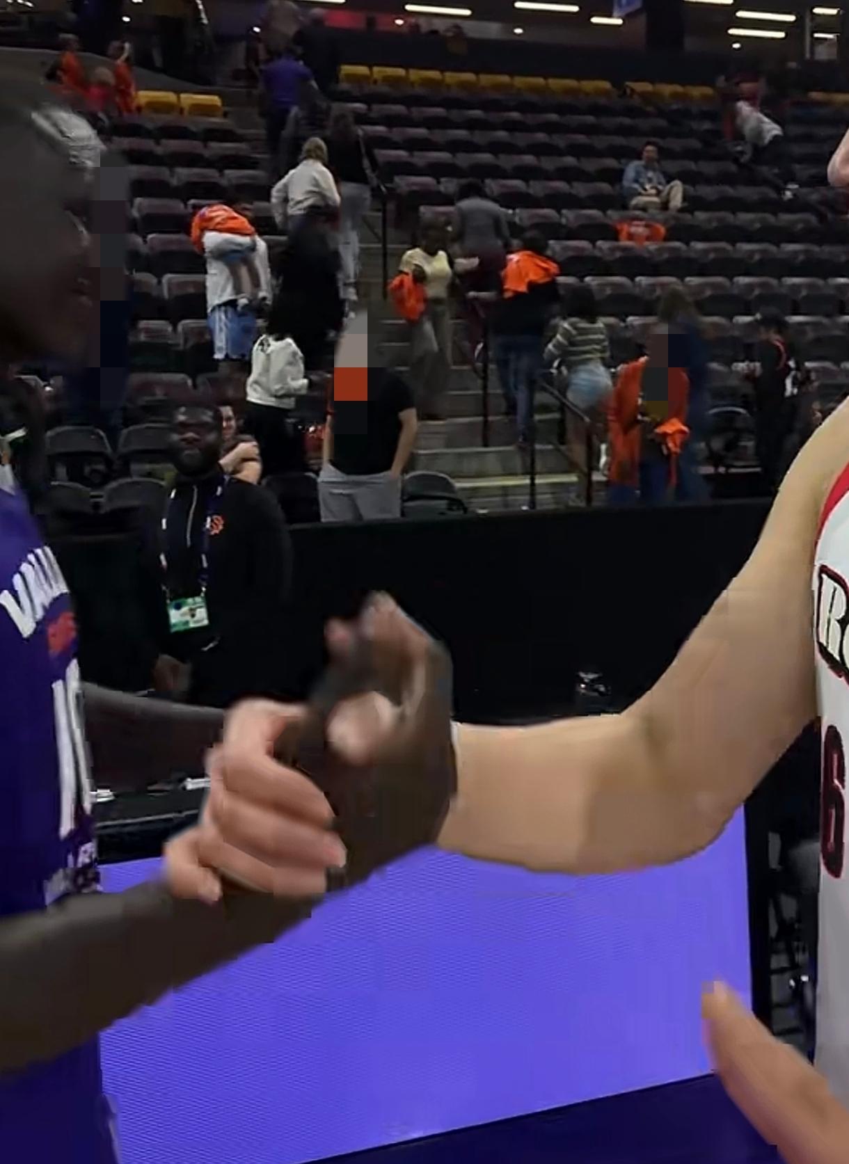 杨瀚森到发展联盟还是不行，
杨瀚森只拿到8分13个篮板，
上半场基本都在梦游，