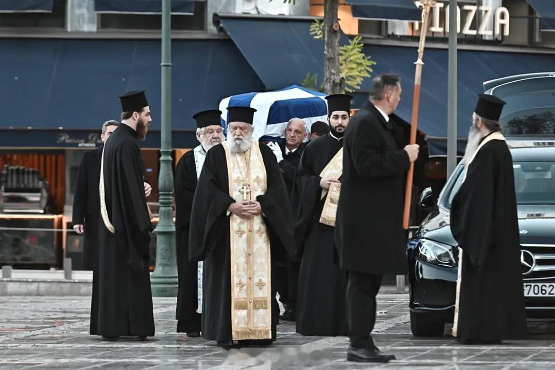 希腊丹麦的艾琳公主的灵柩已抵达希腊雅典大都会大教堂，目前已停放在大教堂旁边的小礼