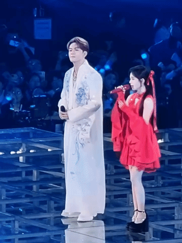 曾舜晞不懂怜香惜玉，鞠婧祎穿恨天高已经很辛苦了，曾舜晞半点不体谅小鞠，居然也给自