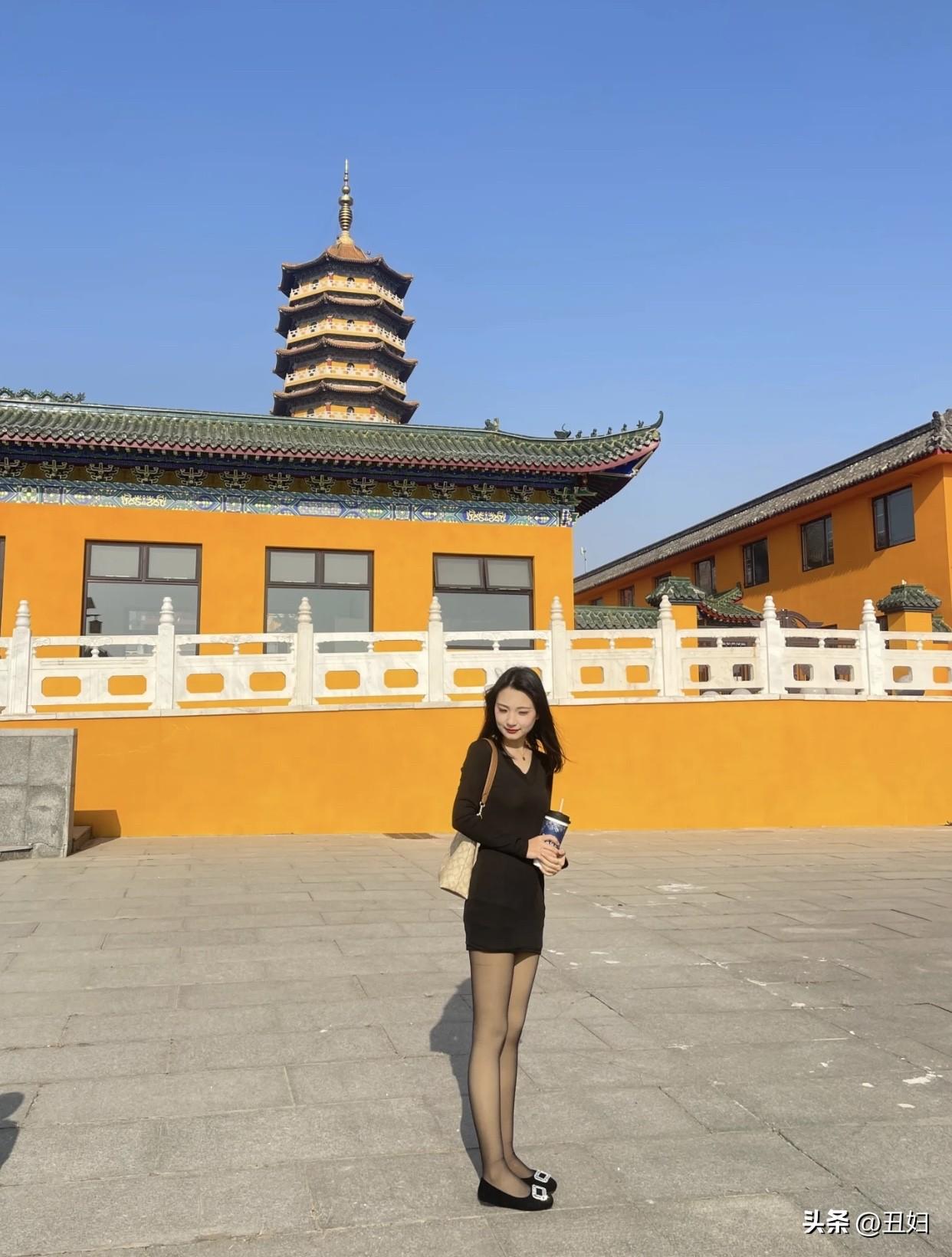 黑色连衣裙搭配高跟凉鞋，简约优雅，完美出街look！