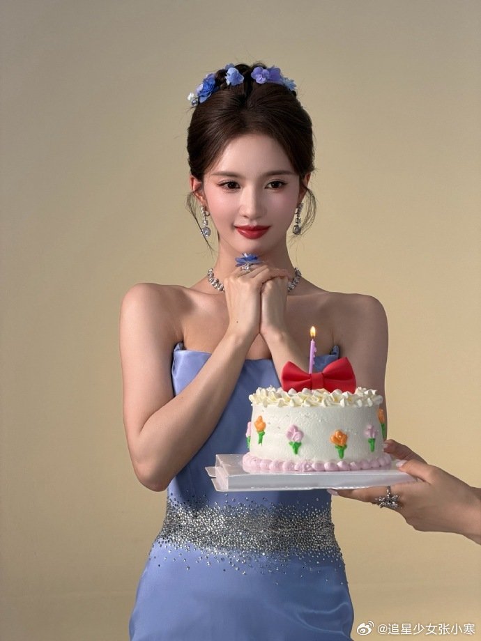刘些宁29岁生日写真刘些宁29岁生日发文刘些宁生日这组图也太绝了吧，香芋色礼服质