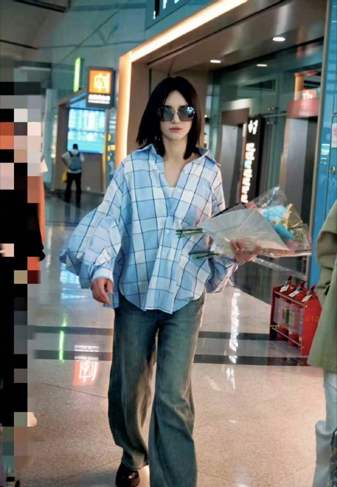 尚雯婕化妆技术看呆李佳琦合伙人尚雯婕也太全能了吧！不光唱功厉害，化妆技术更是绝，