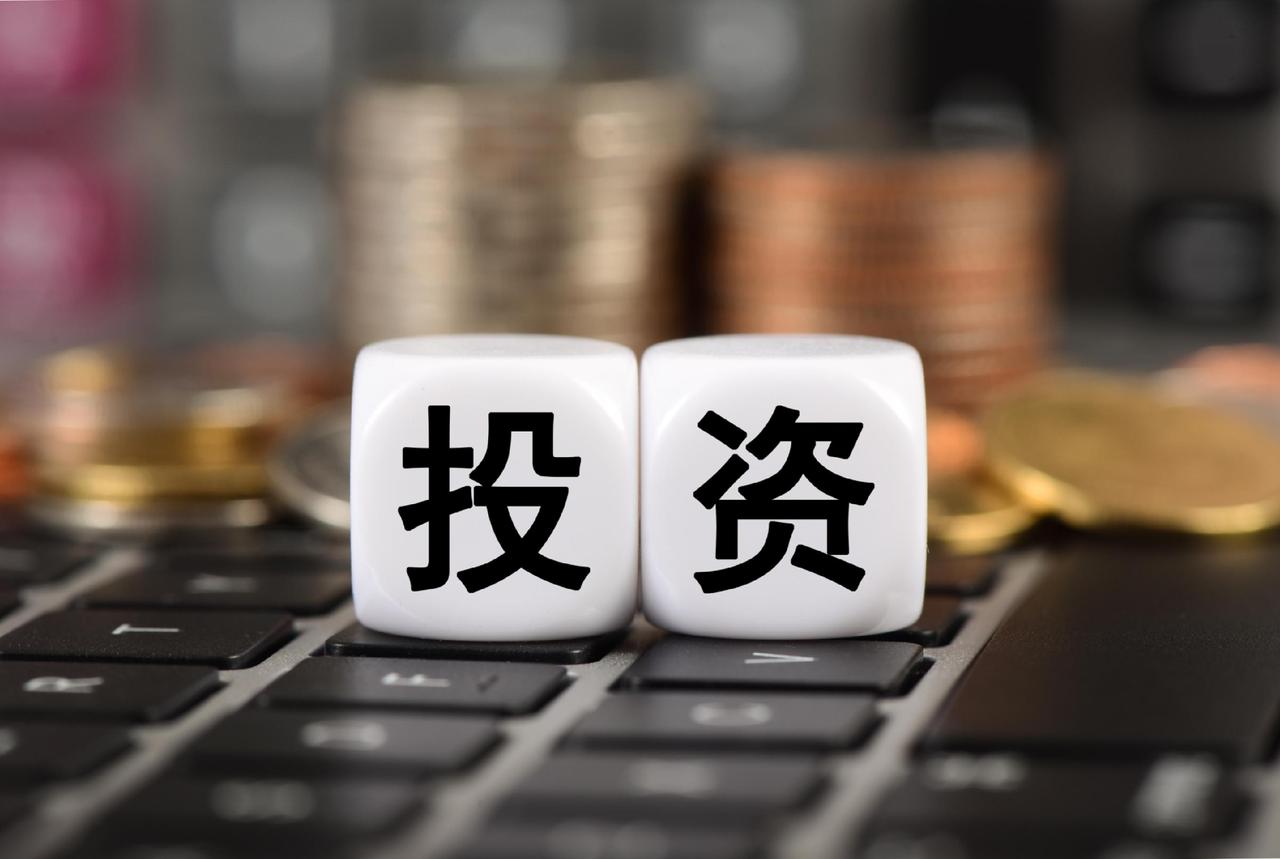 投资里用杠杆就像坐过山车，刺激但危险。杠杆就是借资金放大投资规模，收益和损失都会