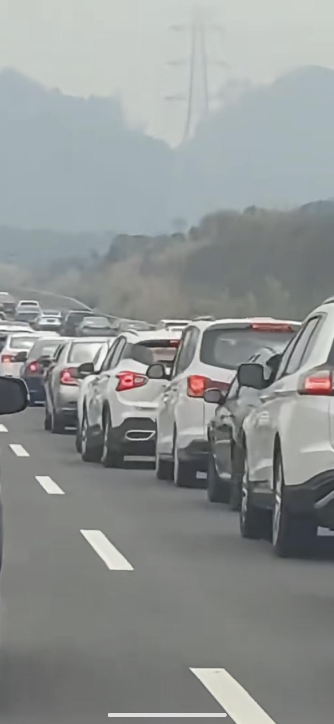 2月25日湖南高速上，一男子在高速上驾车时睡着，致使后方车辆拥堵长达12公里，网