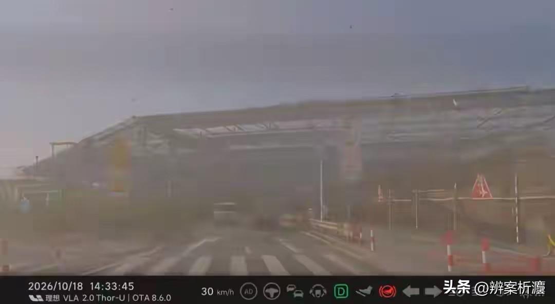 福建厦门，男子开车途经高崎机场附近的网红打卡路段时，正好赶上飞机起飞，巨大的尾流