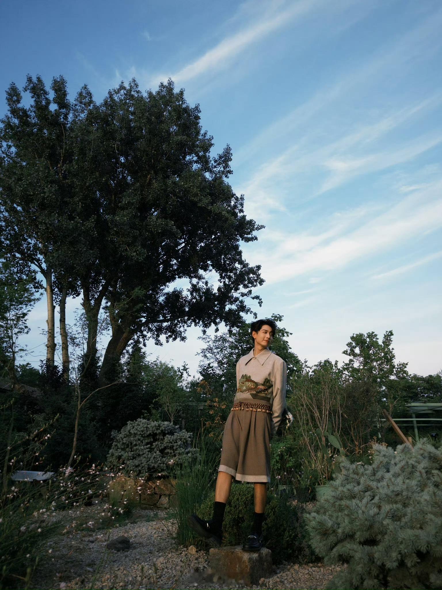 齐思钧生日兑现新歌约定 盼了一整年，小齐终于兑现了承诺。生日这天发新歌，用旋律开