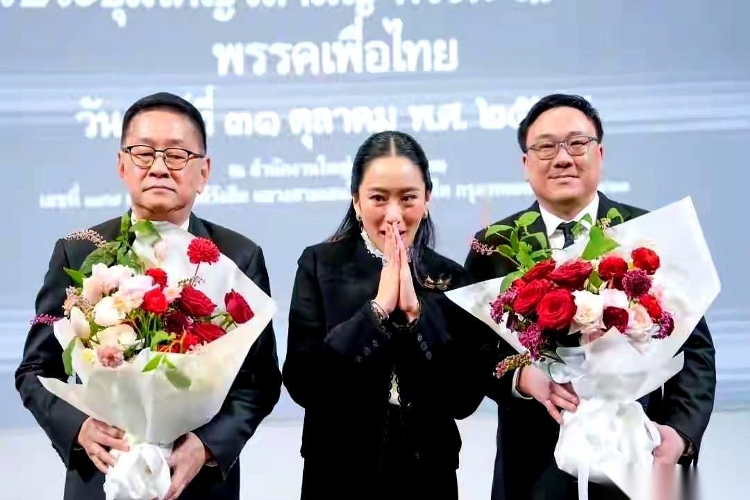 有意思。
老大不当了，但每次合影，还稳稳地站在C位。
新上来那位呢？是她原来的副