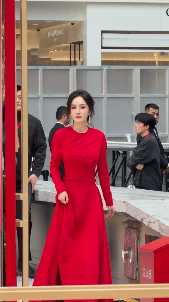 真的忍不住再发几张杨幂动图，她穿这一套收腰红裙真正的美出新高度了，这么美的杨幂谁
