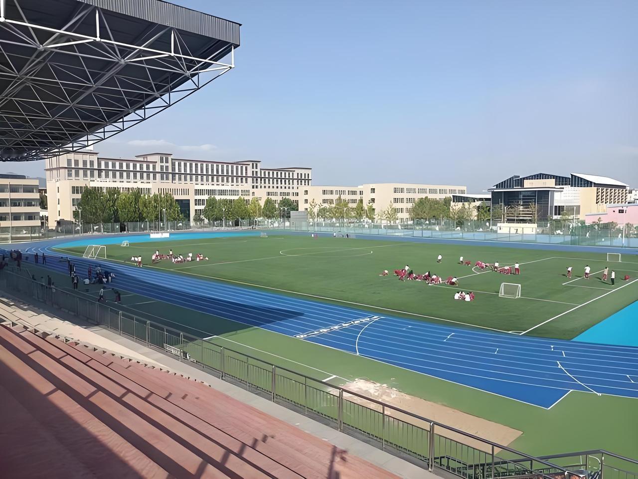 免费师范生政策在经济上具有显著优势。学生在校期间可以享受免除学费、住宿费的待遇，