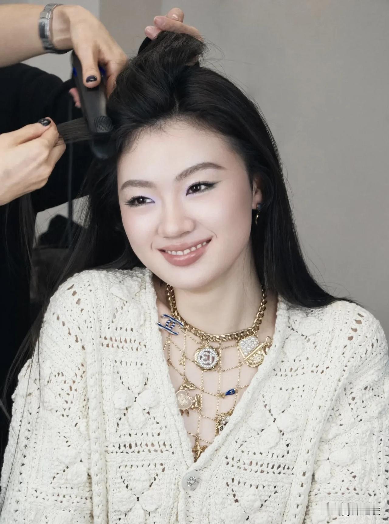 单依纯本人很有态度，不会为了所谓的"喜欢好声音时期的单依纯，她"就改变自己的时尚