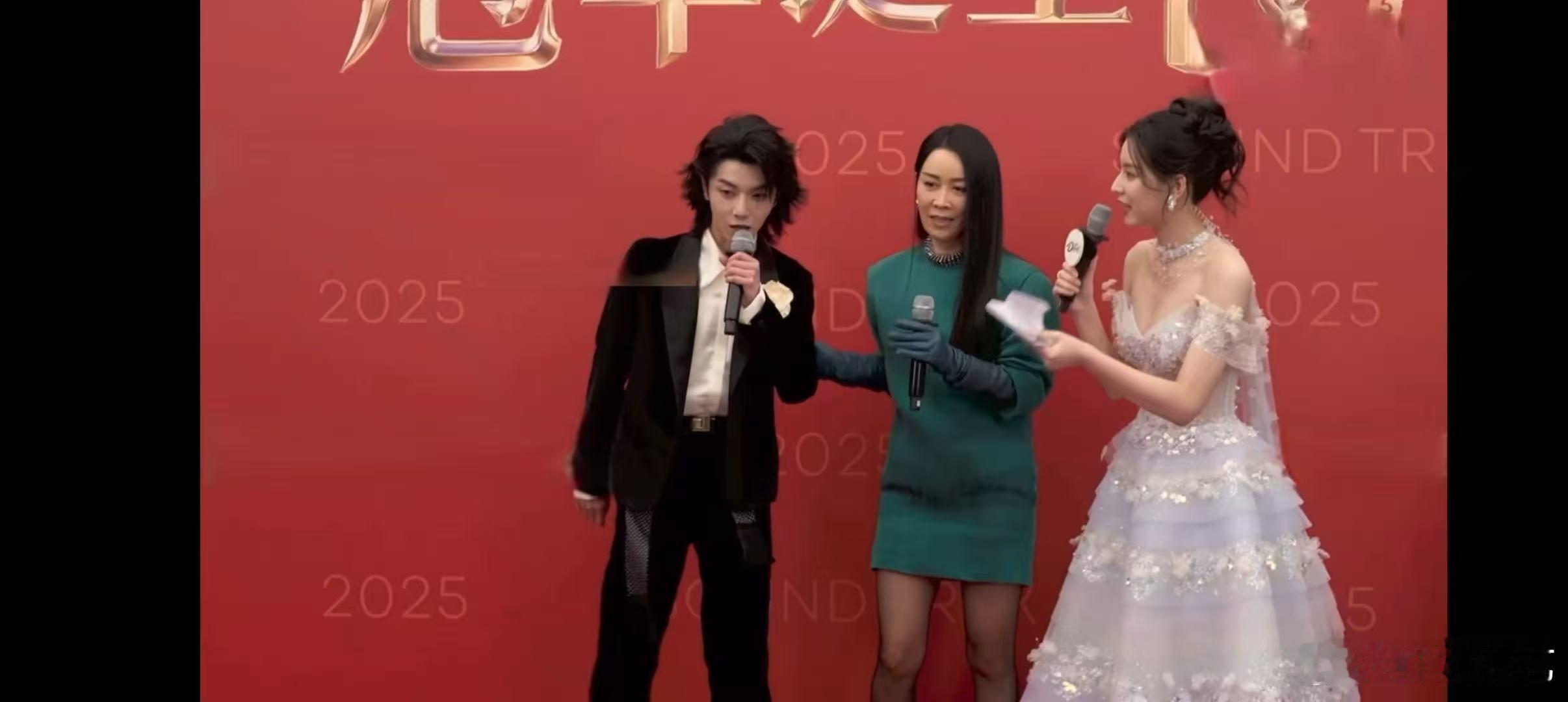 那英那英 腿精谁还没被美到！那英声鸣远扬红毯绿色短裙配黑丝，又美又飒，这长腿状态