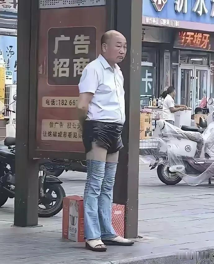 据说这是巴黎世家的设计总监～