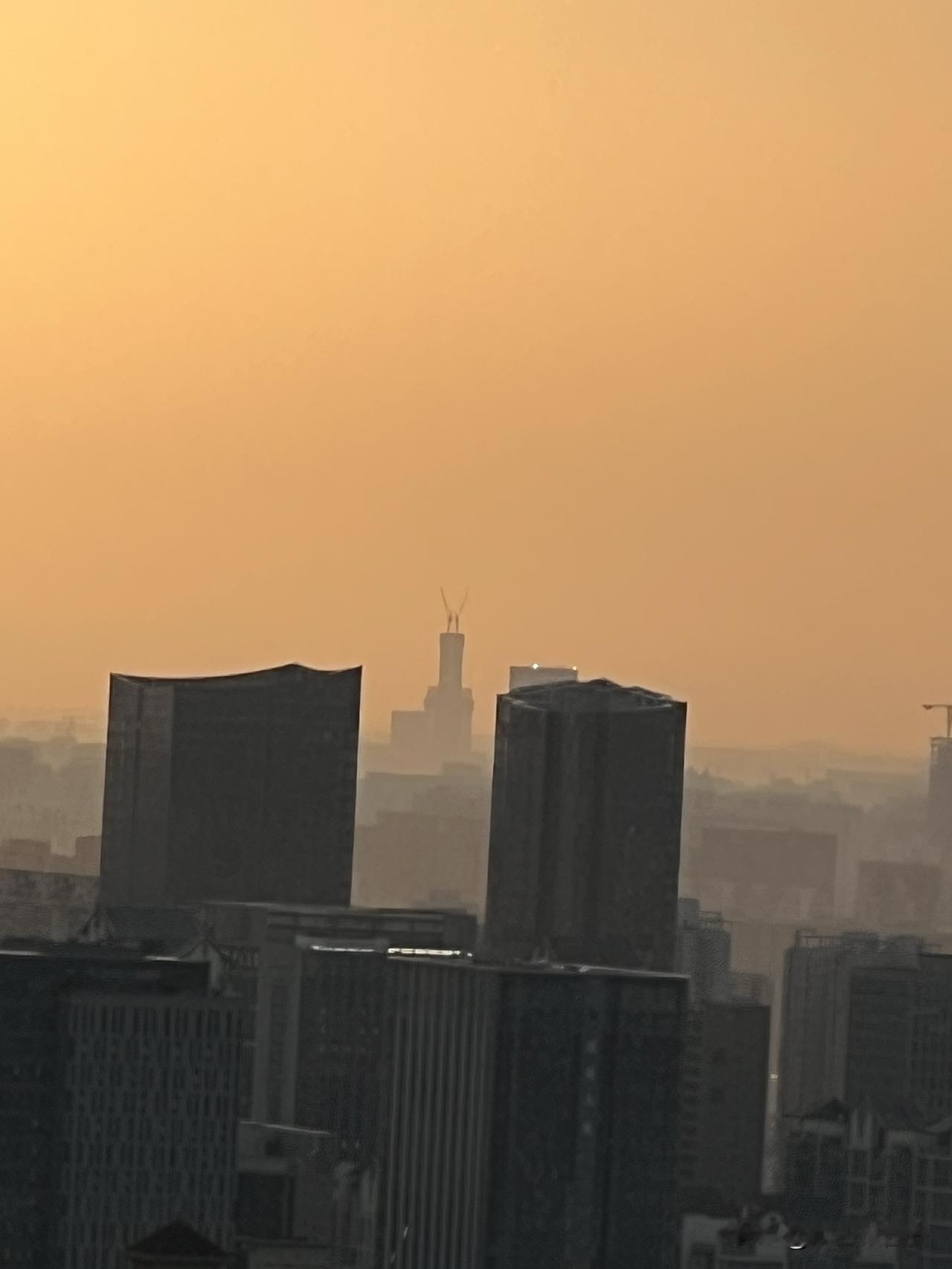 今天西安城里下了一天雨，

下午5时雨渐渐停了，

天空开始转晴，大雨洗掉了
