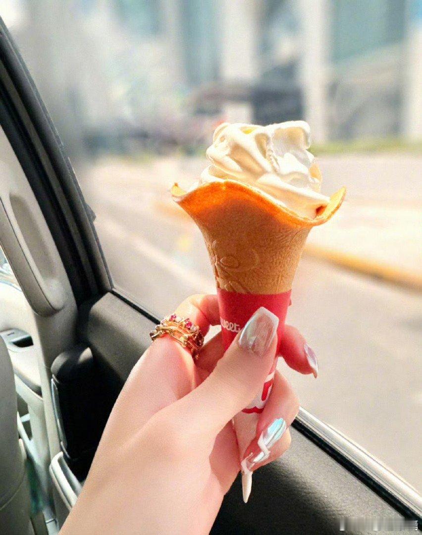 #唐嫣人鱼姬美甲##唐嫣银色法式美甲# 唐嫣晒照营业，人鱼姬美甲超美～ #谭松韵