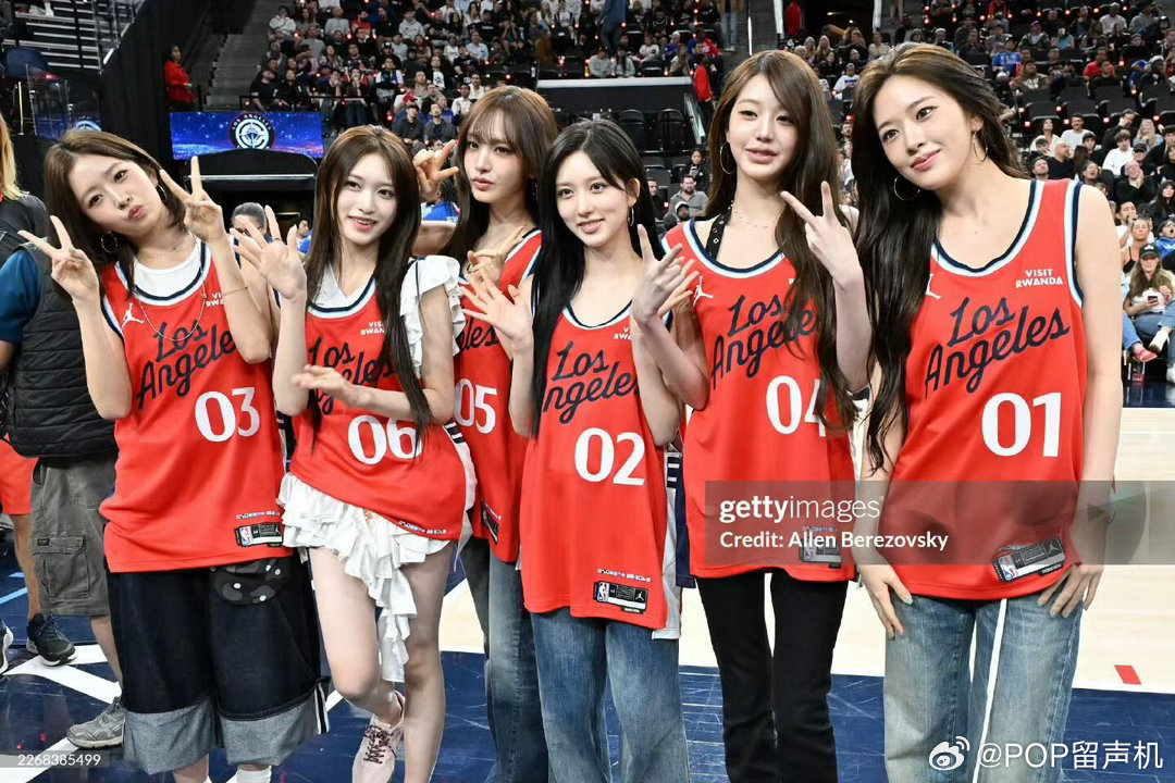IVE现身洛杉矶快船队主场 