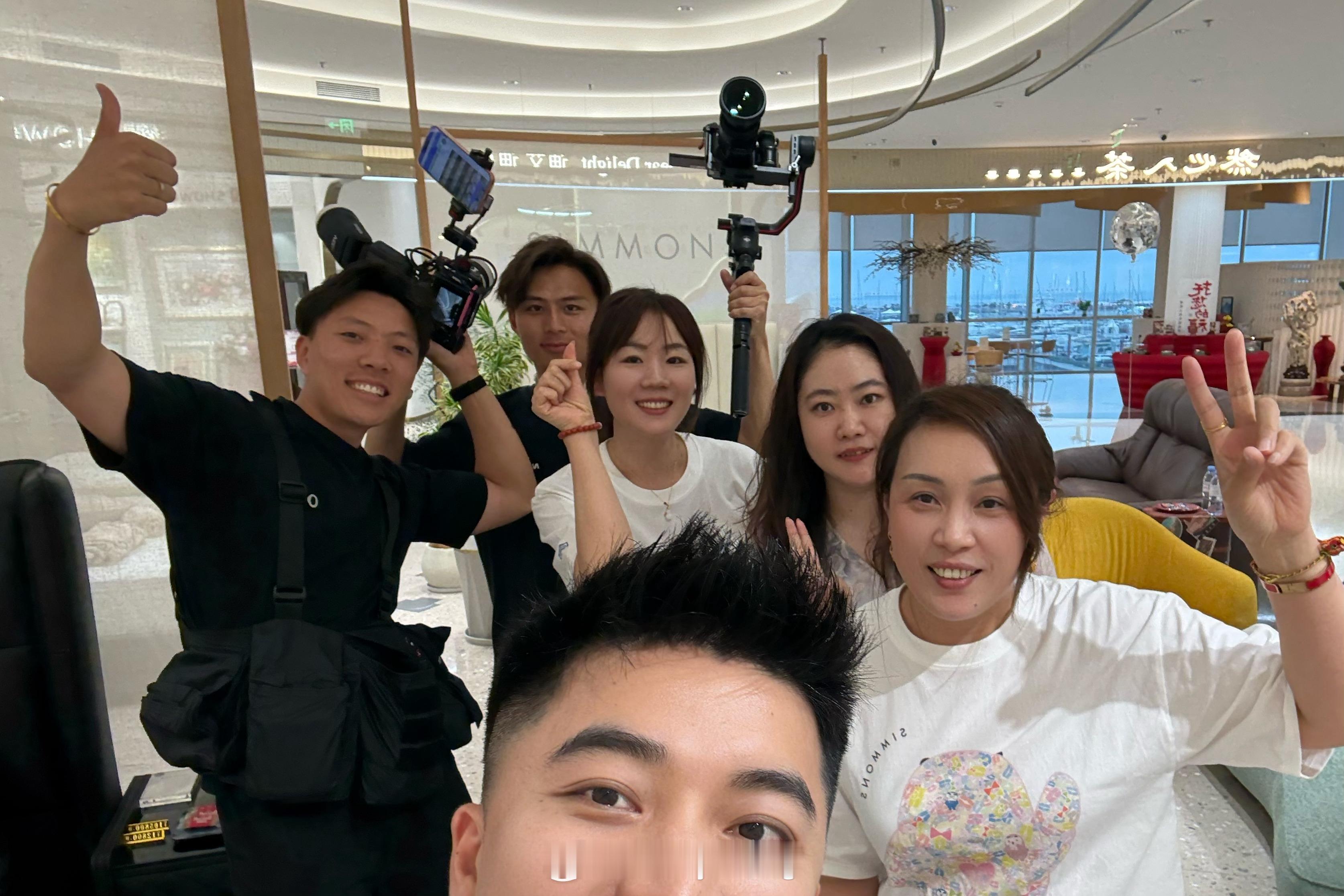 累疯了，下班打卡 摄影师全程搞笑担当 