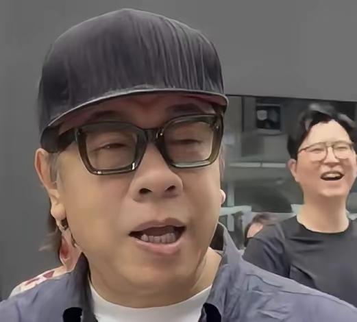 蔡康永好自信哦，当了那么多年主持人，牙齿不整齐，也不整一整。整牙齿是很多人的习惯