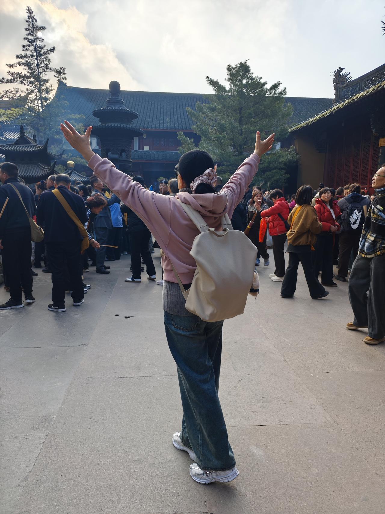 来到普陀山佛顶山，看到第一缕阳光照射着山顶，心中感到万分的宁静。来到普陀山最大的