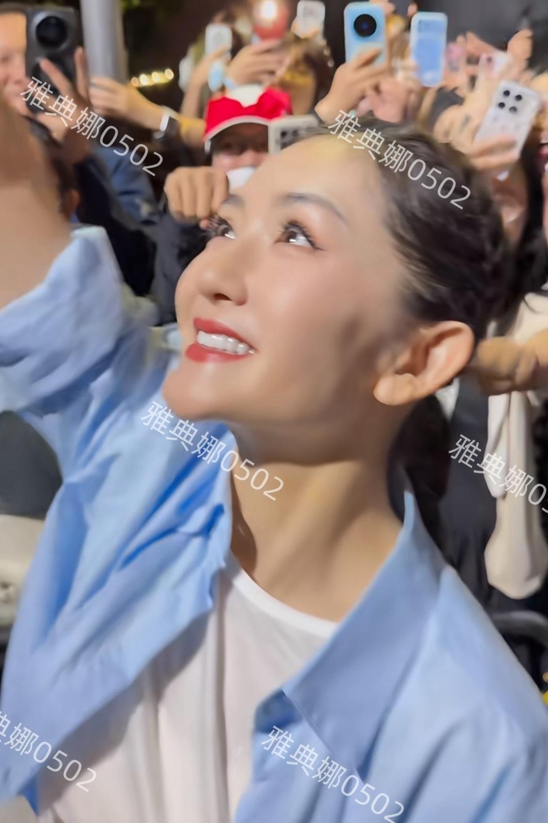 谢娜的下巴和脸咋回事了？看着好奇怪呀！正面看还好不明显，侧面看下巴像是在脸上硬生