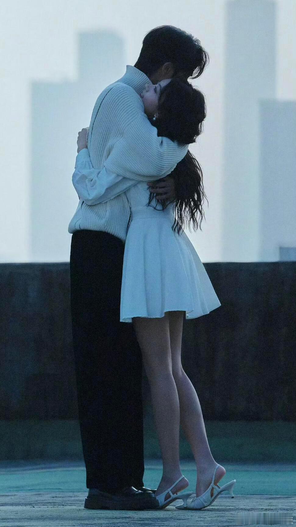 豹豹你何意味！豹豹的手往下了好多，主动弯腰是爱上了吗，不舍得猫猫踮脚了吗🤓燕麦