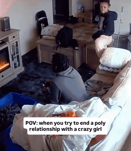 这是一个美国黑人好女孩：用枪托砸向男友，并没有一枪崩了他！一段美国家庭监控视频最