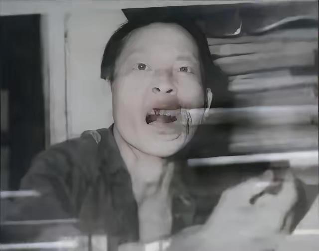 1959年，“食人魔”细伟被捕后，留下的真实影像，当时的警方对他展开了一场持续九