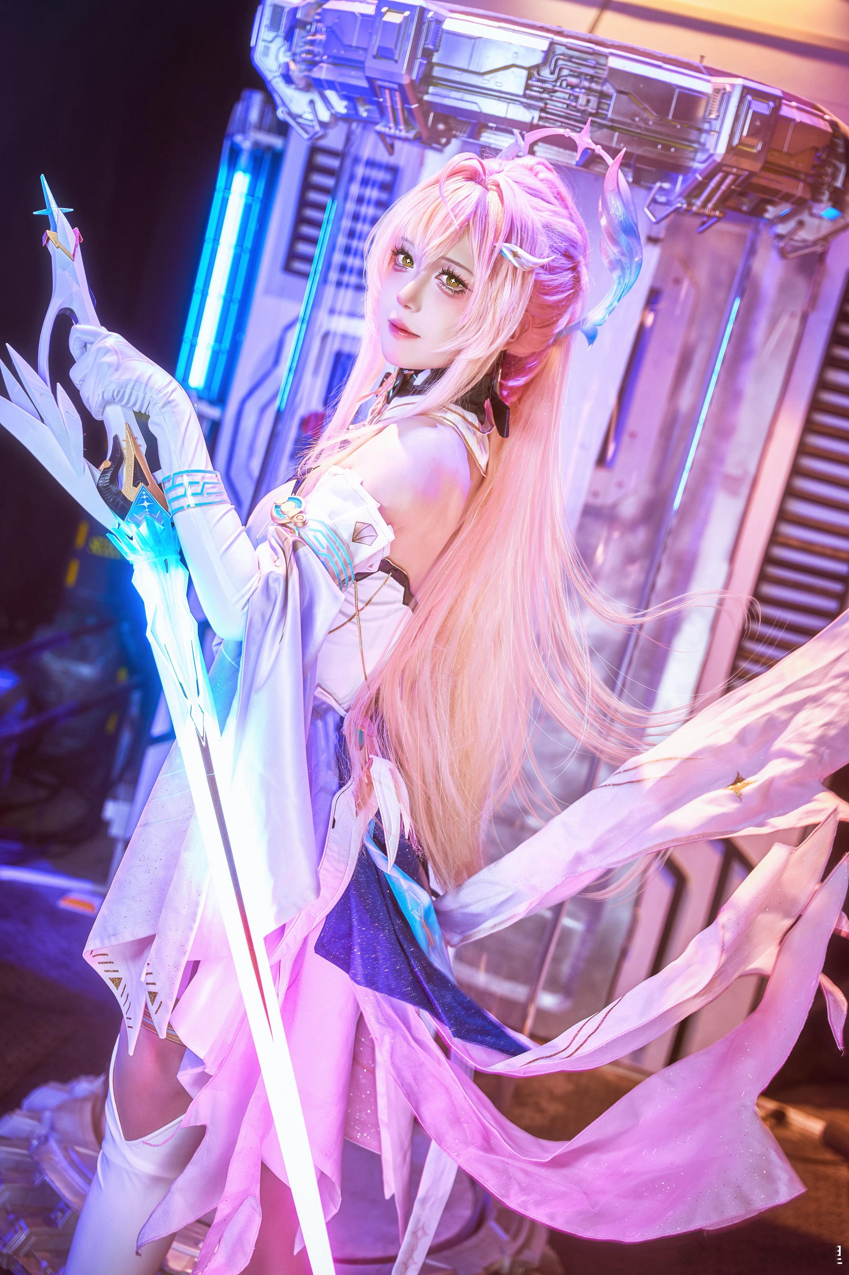 小爱cosplay鸣潮cosplay