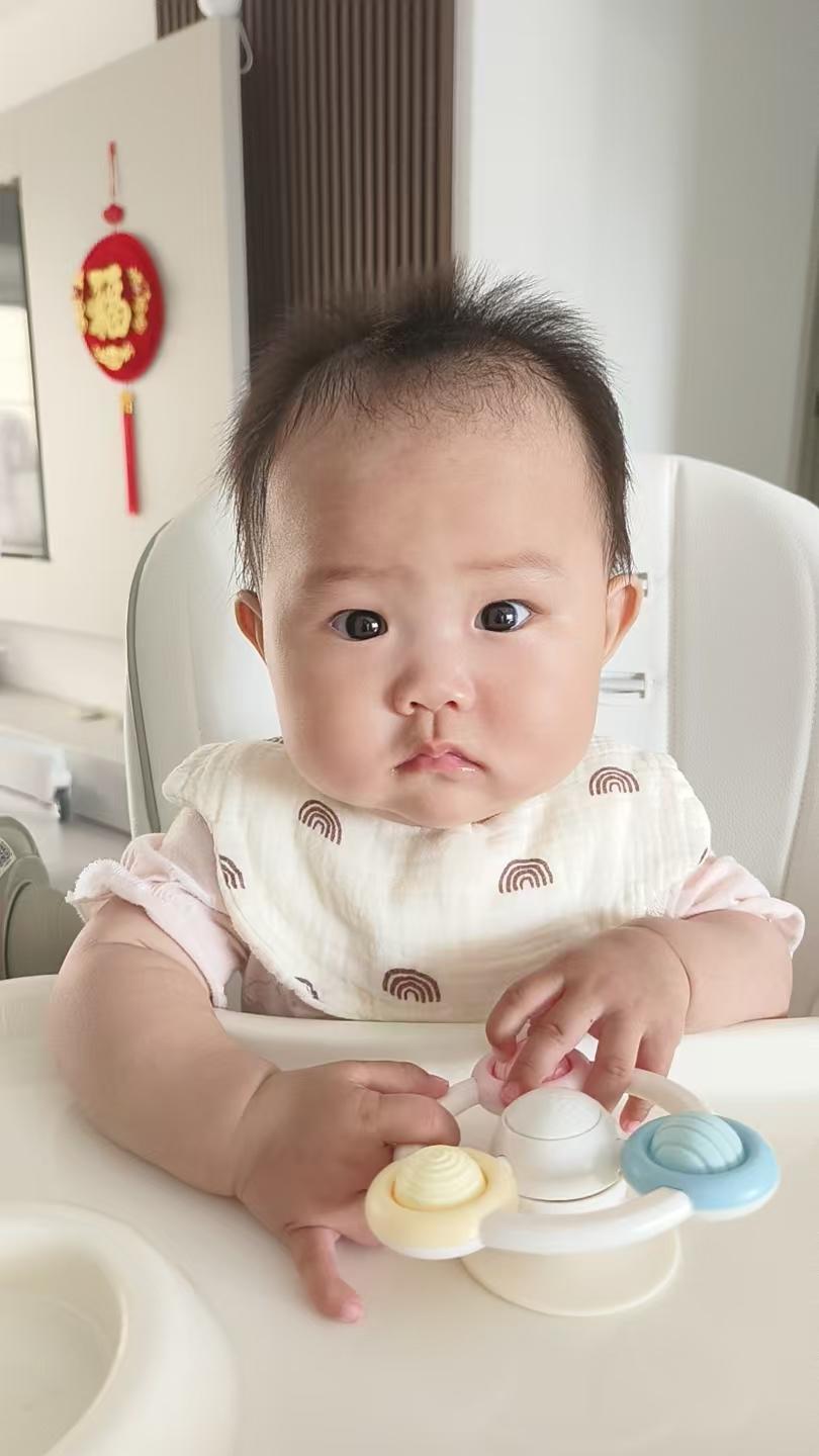 流了几个月的口水了，但一直没长牙，大热天也只能围个兜兜！