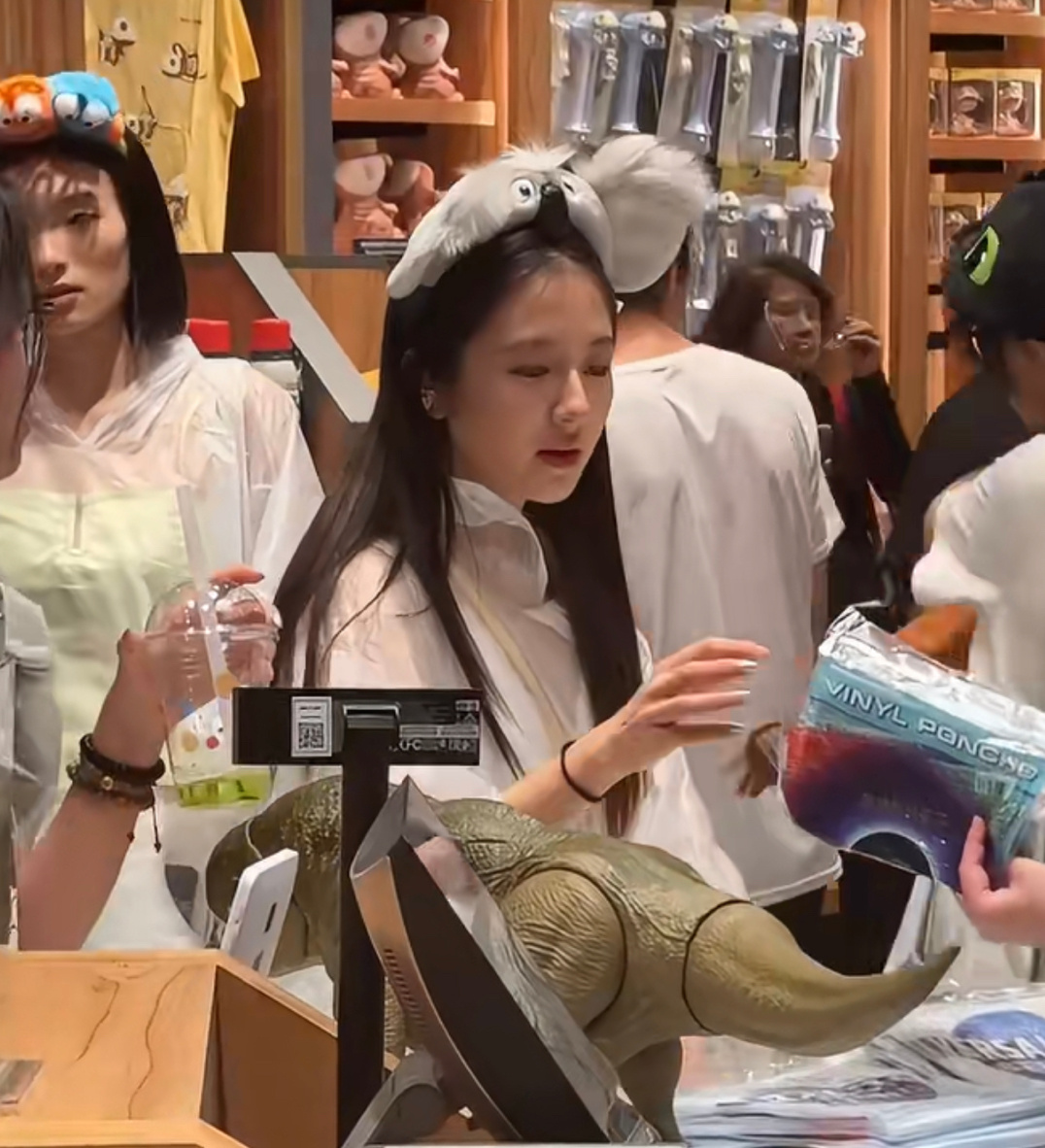 网友在环球影城偶遇李兰迪，怎么这么嫩，像小女孩一样！