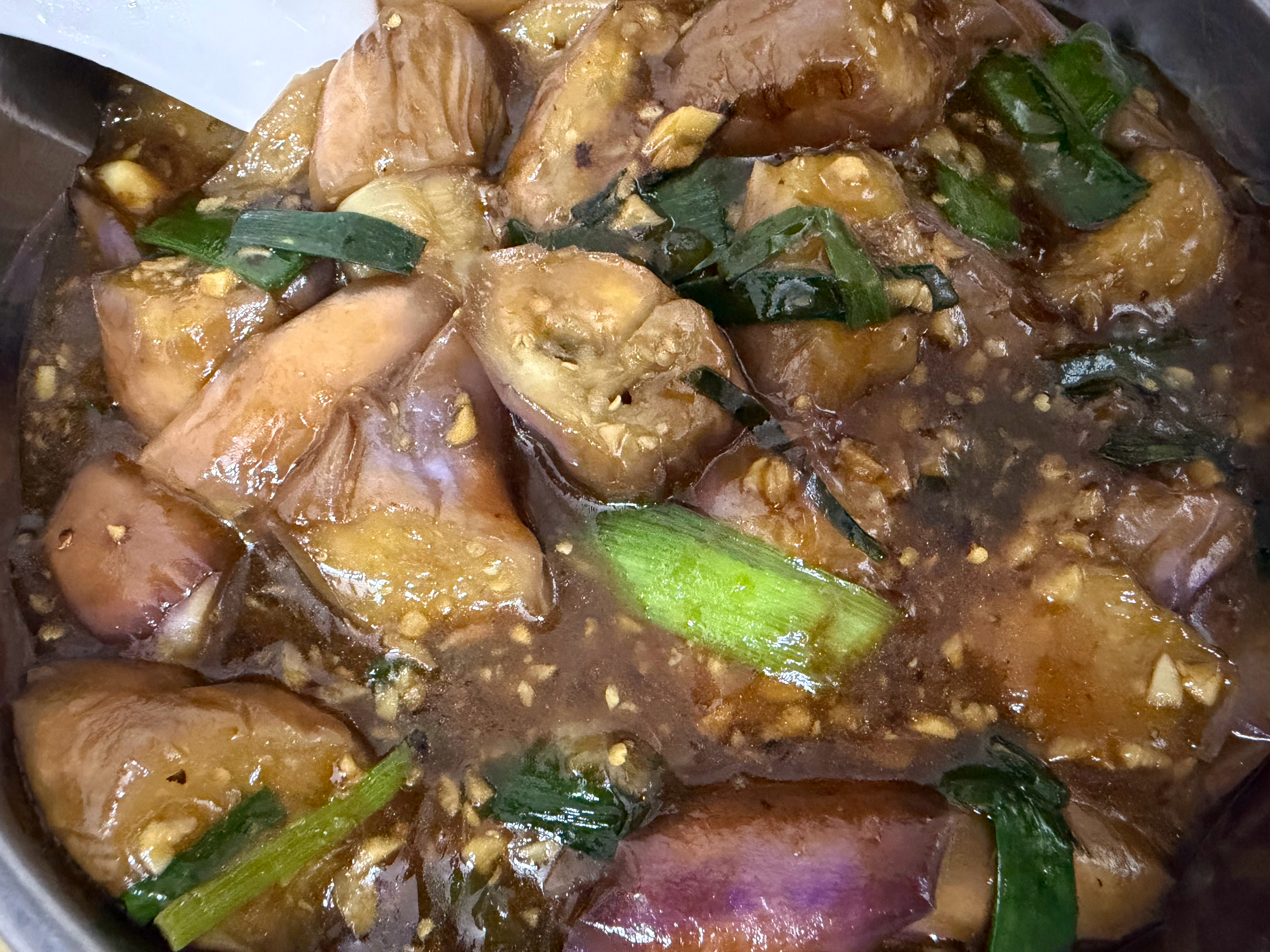 炒了一盘茄子发给朋友 她问我这是黄焖鸡吗